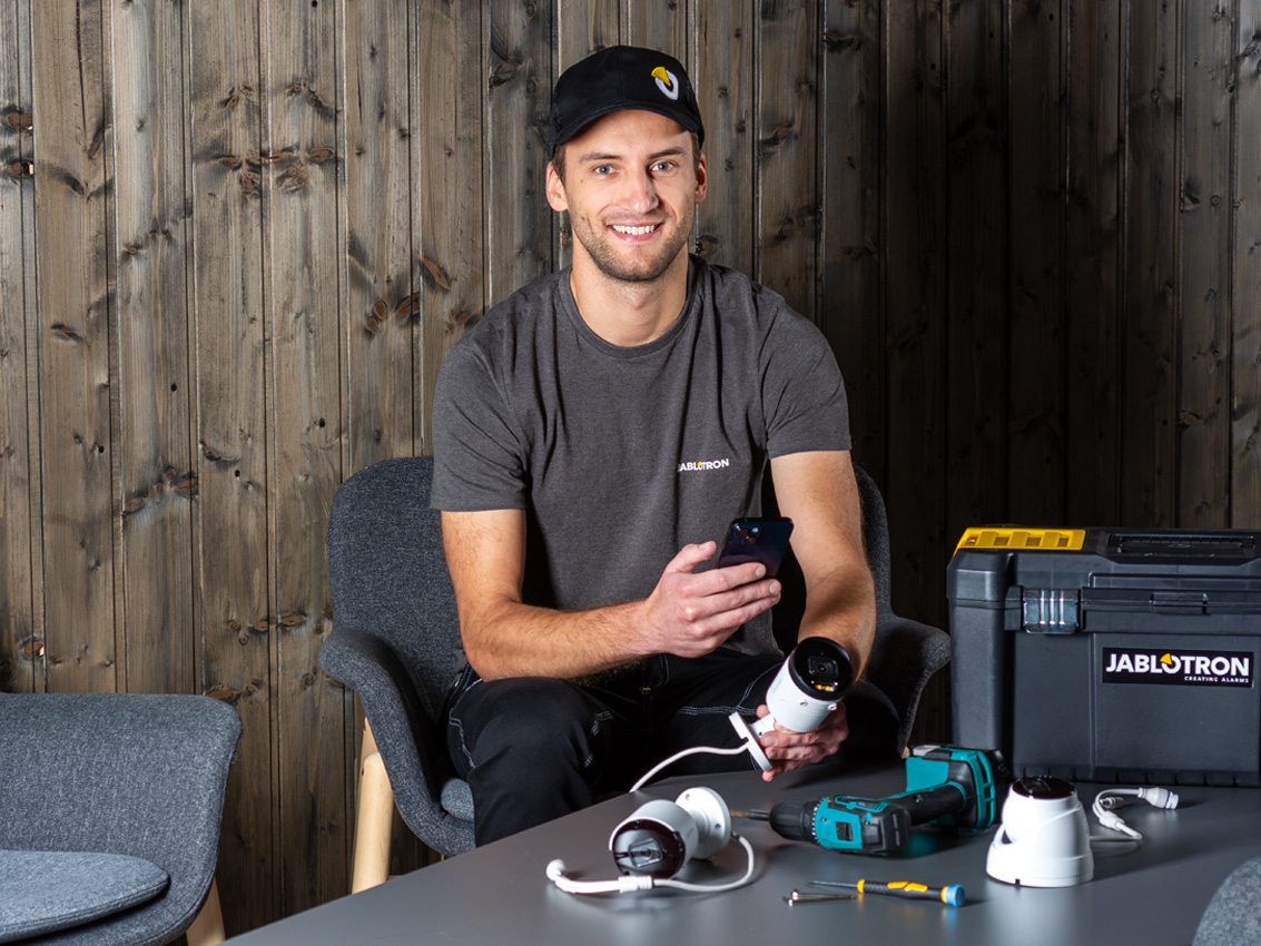 Baseball-Kappe, Person, Sitzend, Tisch, Mann